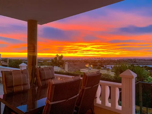 Spectaculaire zonsondergang met zeezicht vanaf het terras van Casa Vista Del Mar