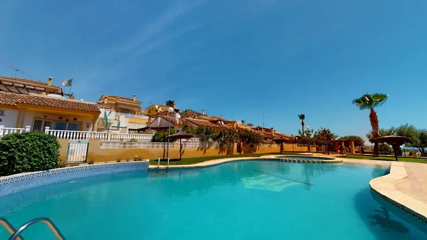 Groot gemeenschappelijk zwembad bij Casa Vista Del Mar